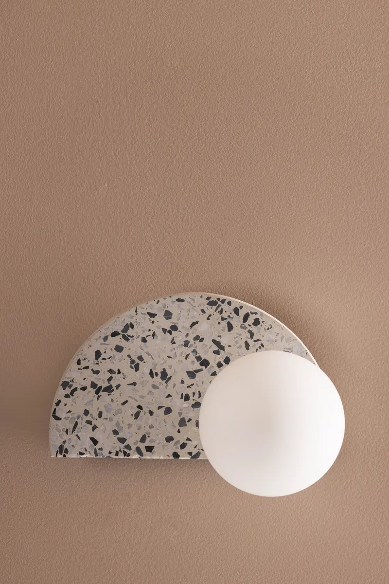 Abbeville Wandleuchte mit Terrazzo-Halterung in Halbmondform, im Wohnraum, Ansicht 1
