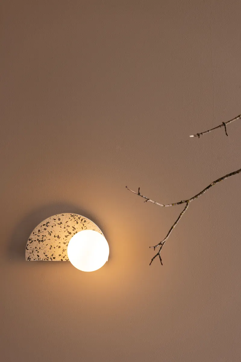 Abbeville Wandleuchte mit Terrazzo-Halterung in Halbmondform, im Wohnraum, Ansicht 2
