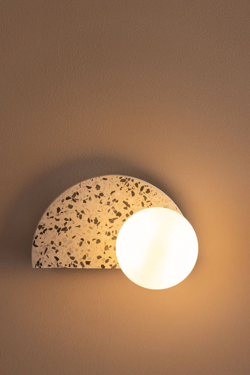 Abbeville Wandleuchte mit Terrazzo-Halterung in Halbmondform, im Wohnraum, Ansicht 3