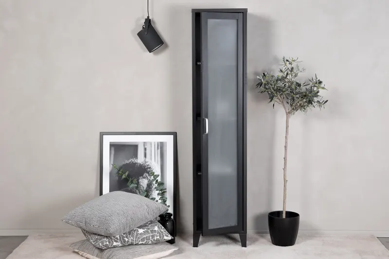 Acero Highboard aus Stahl mit Glastüren in 35 × 150 × 35 cm, Schwarz, im Wohnraum, Ansicht 1