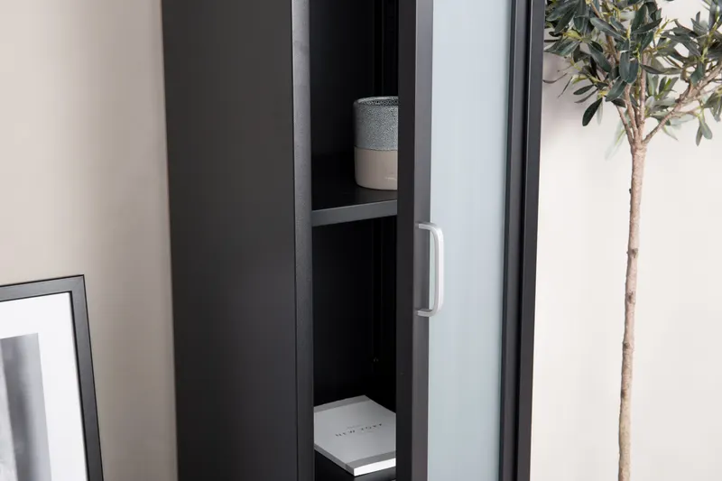 Acero Highboard aus Stahl mit Glastüren in 35 × 150 × 35 cm, Schwarz, im Wohnraum, Ansicht 2