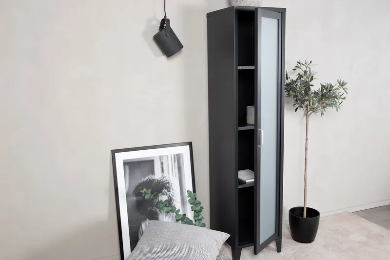Acero Highboard aus Stahl mit Glastüren in 35 × 150 × 35 cm, Schwarz, im Wohnraum, Ansicht 3