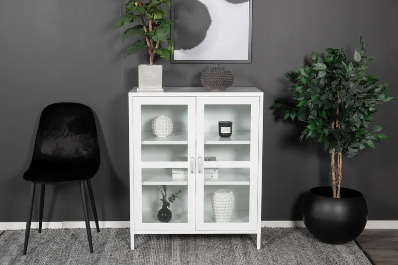 Acero Highboard aus Stahl mit Glastüren in 43 × 97 × 80 cm, Weiß, im Wohnraum, Ansicht 1