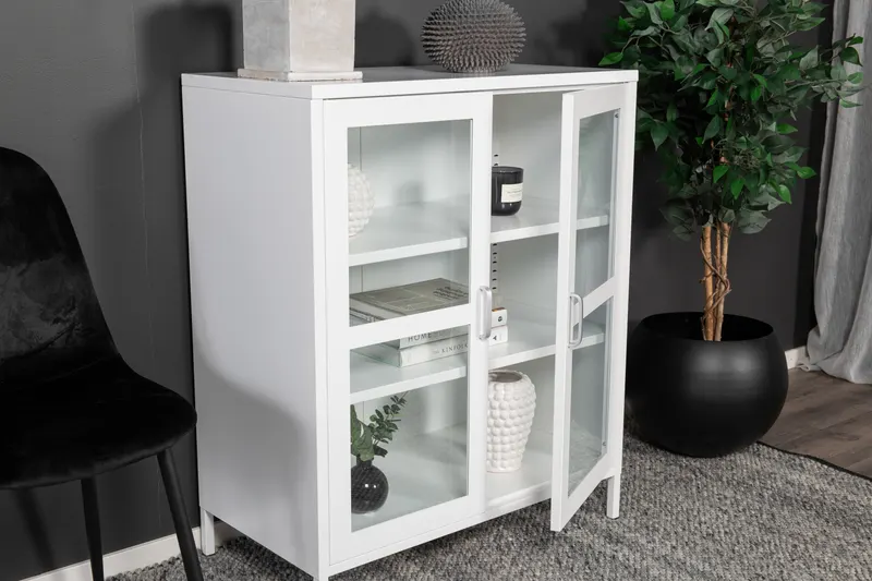 Acero Highboard aus Stahl mit Glastüren in 43 × 97 × 80 cm, Weiß, im Wohnraum, Ansicht 3
