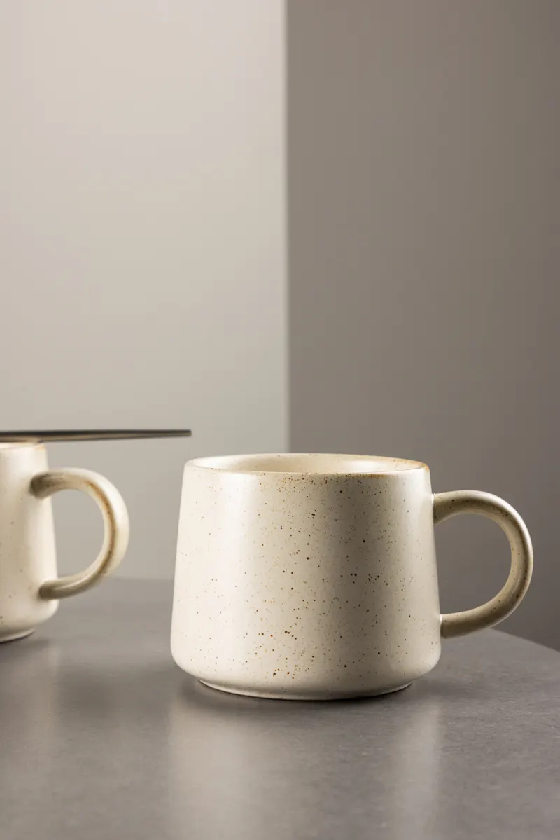 Active Teetasse aus Keramik mit Henkel, im Wohnraum, Ansicht 2