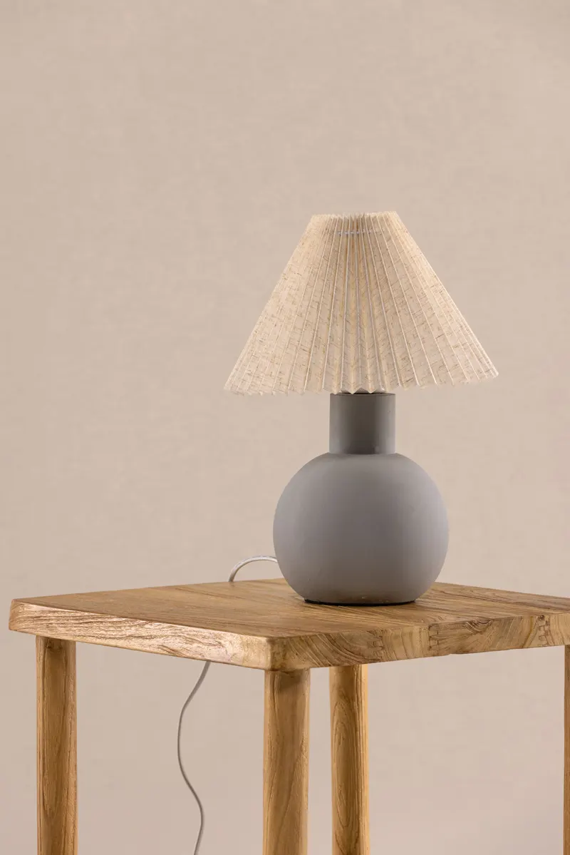 Älvsborg Tischlampe mit rundem Betonfuß und Plisseeschirm, im Wohnraum, Ansicht 1