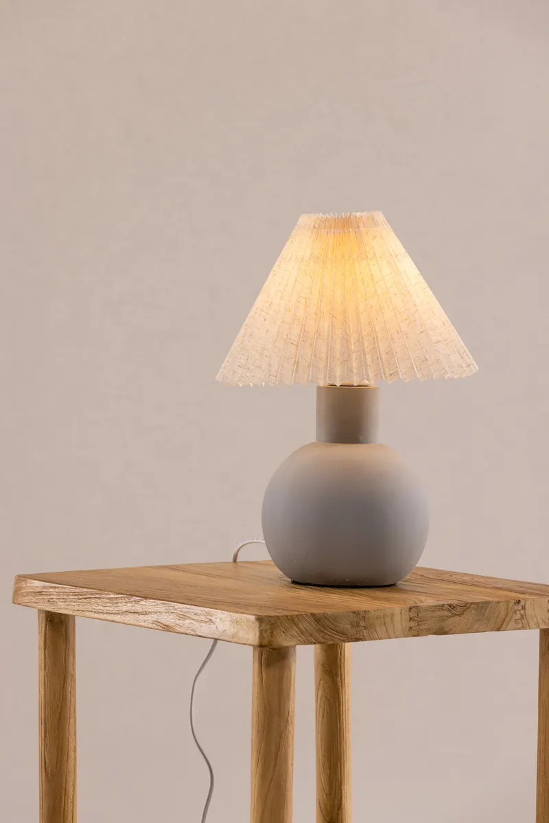 Älvsborg Tischlampe mit rundem Betonfuß und Plisseeschirm, im Wohnraum, Ansicht 2