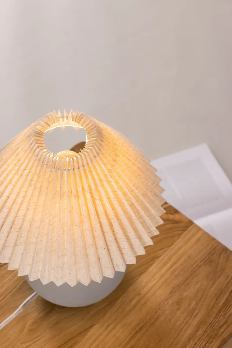 Älvsborg Tischlampe mit rundem Betonfuß und Plisseeschirm, im Wohnraum, Ansicht 3