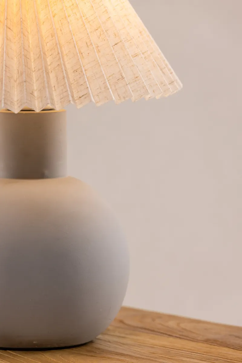 Älvsborg Tischlampe mit rundem Betonfuß und Plisseeschirm, im Wohnraum, Ansicht 4