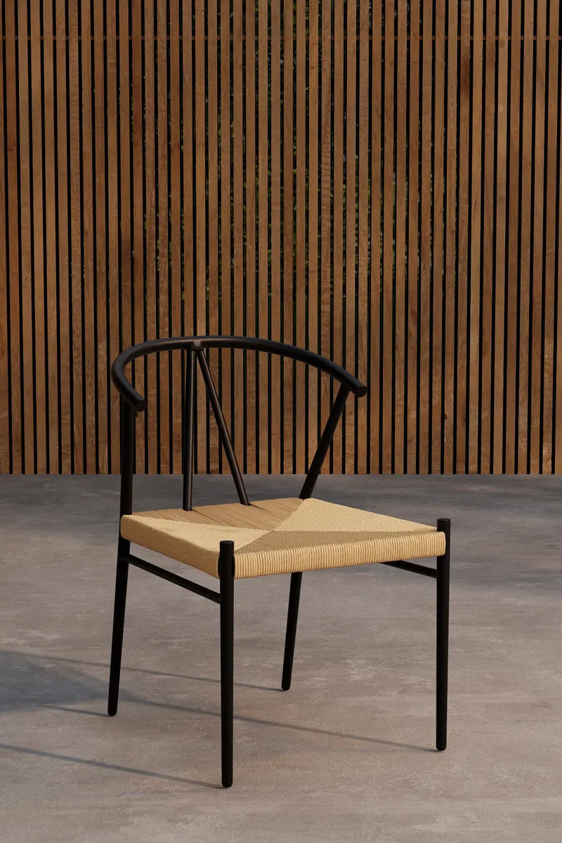 Alfons Gartenstuhl mit Rattansitz und geschwungener Lehne in Natur, Gestell Schwarz, im Wohnraum