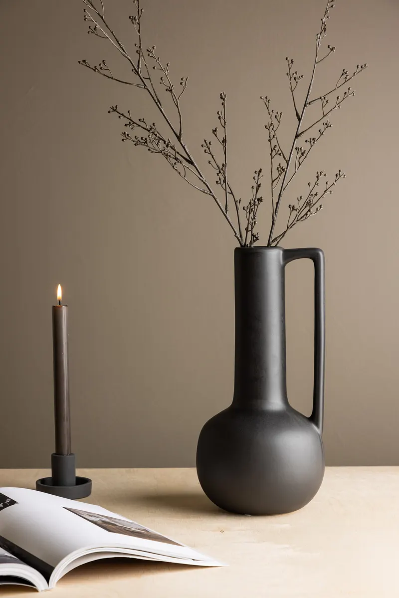 Allis Vase aus Steinzeug mit Kugelbauch, langem Hals und Henkel in Schwarz, im Wohnraum, Ansicht 1