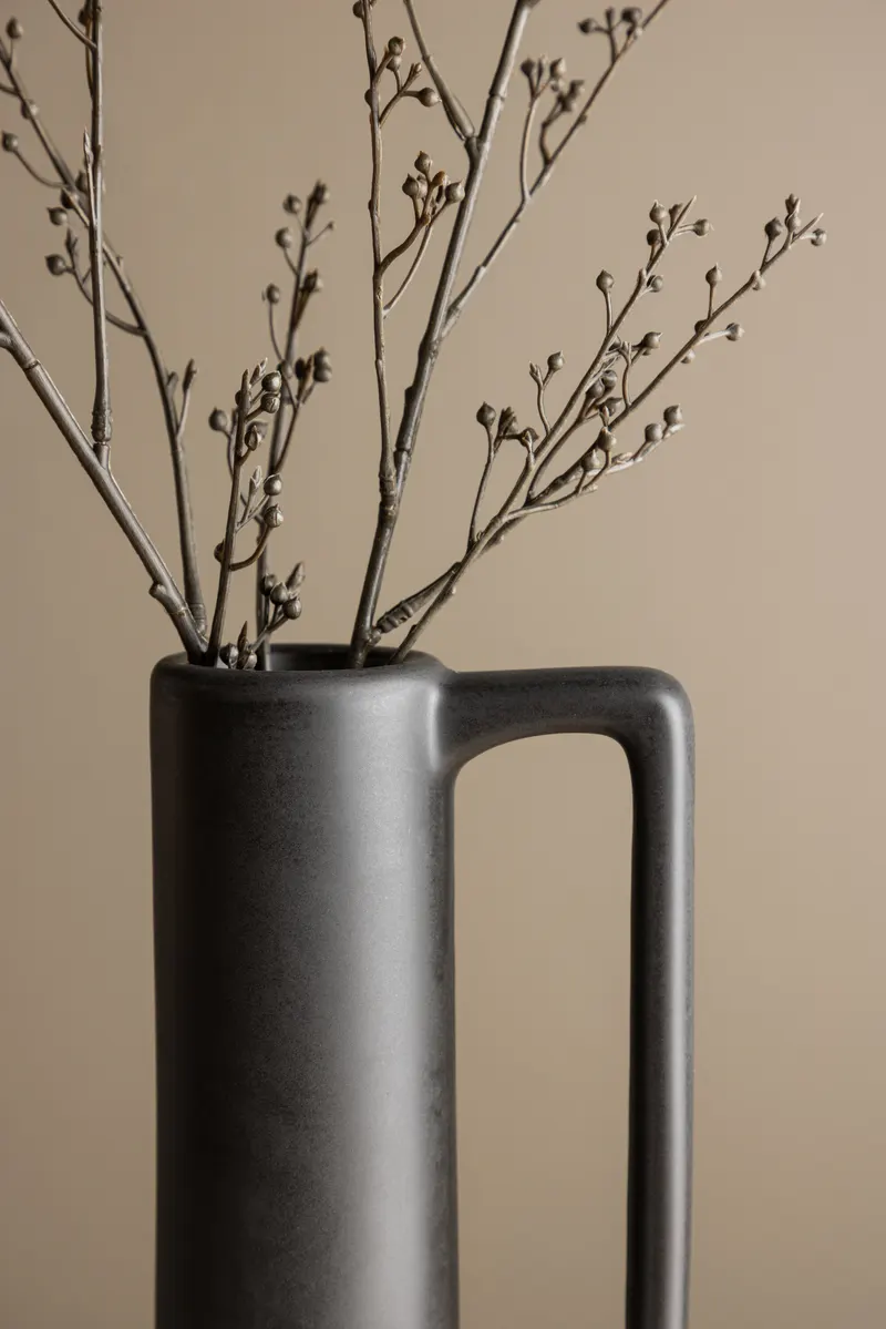 Allis Vase aus Steinzeug mit Kugelbauch, langem Hals und Henkel in Schwarz, im Wohnraum, Ansicht 2
