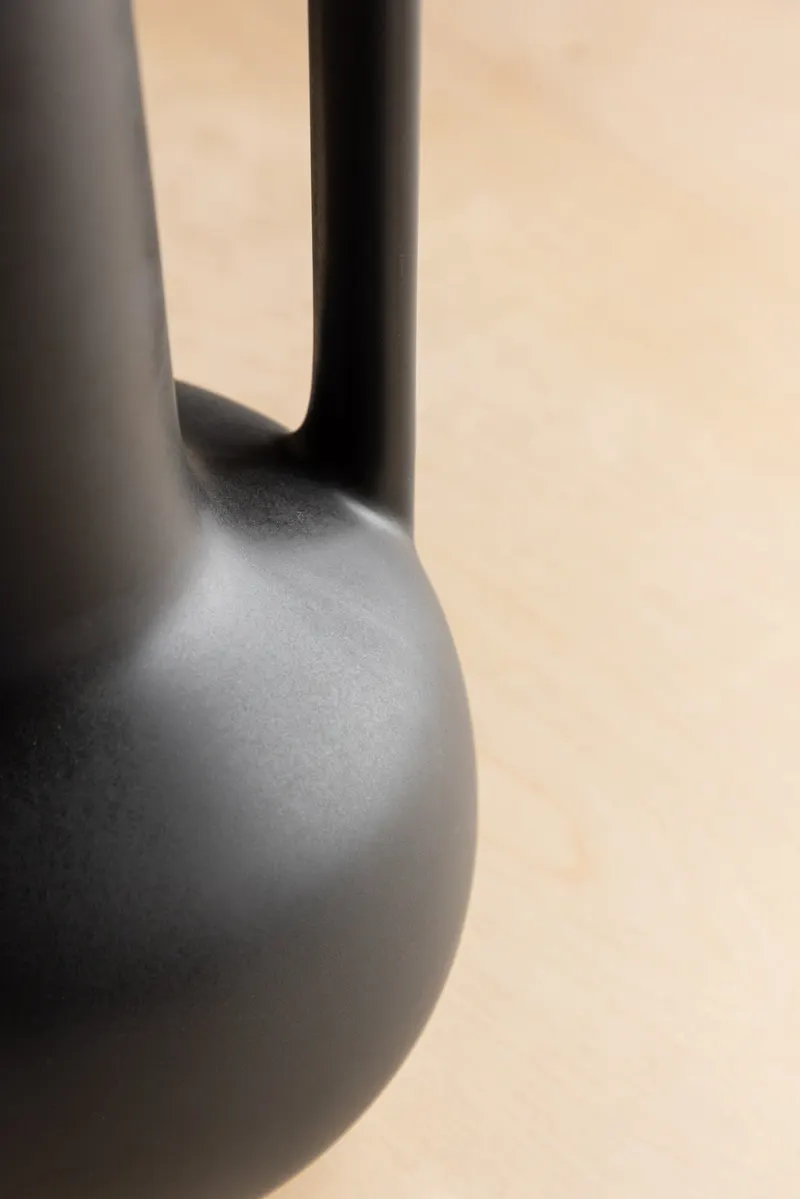 Allis Vase aus Steinzeug mit Kugelbauch, langem Hals und Henkel in Schwarz, im Wohnraum, Ansicht 3