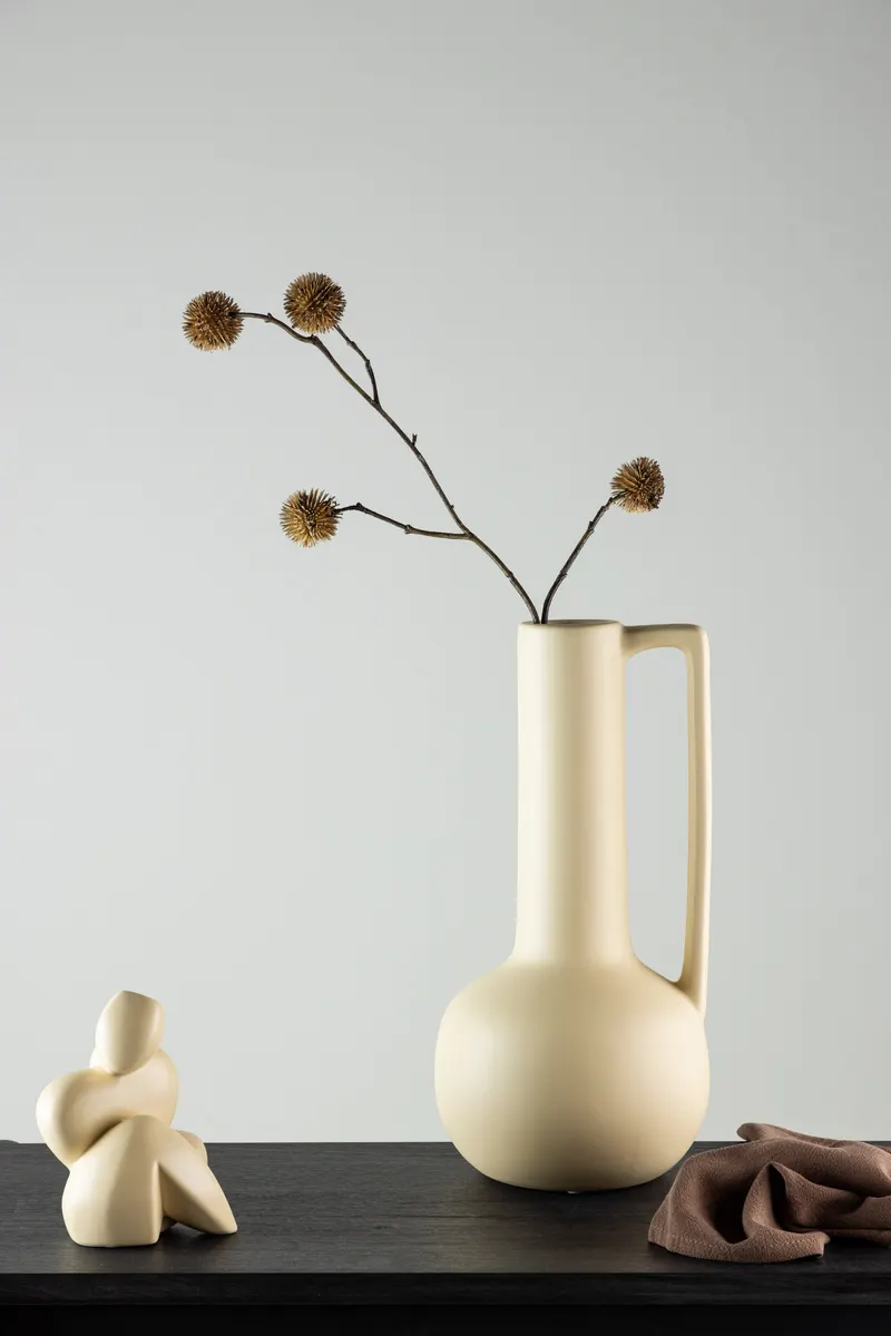 Allis Vase aus Steinzeug mit Kugelbauch, langem Hals und Henkel in Gelb, im Wohnraum, Ansicht 1