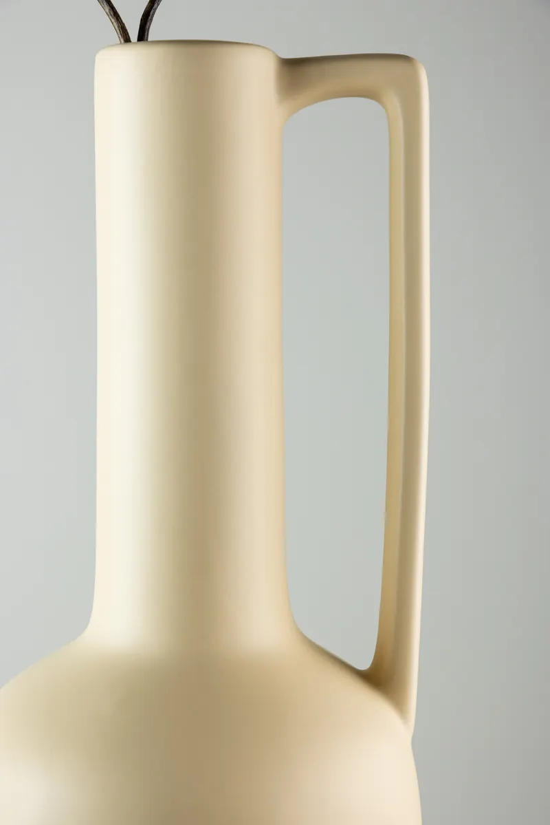 Allis Vase aus Steinzeug mit Kugelbauch, langem Hals und Henkel in Gelb, im Wohnraum, Ansicht 2