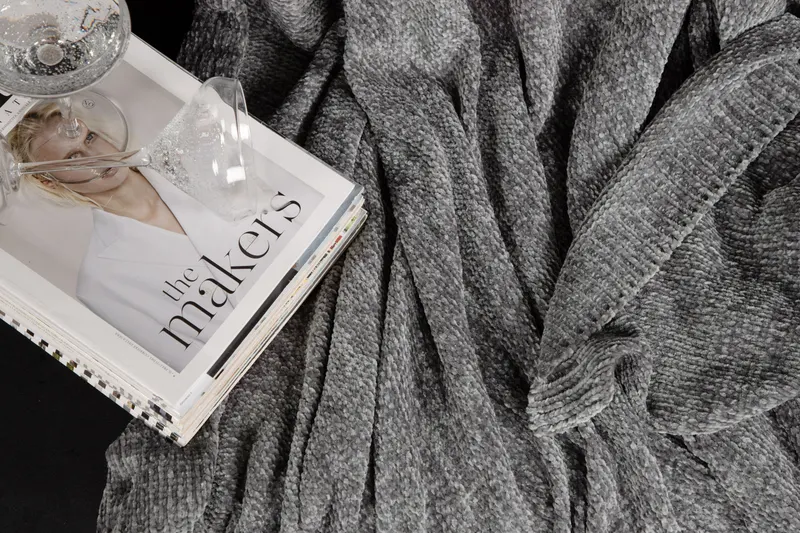 Ally Kuscheldecke aus Chenille in Dunkelgrau, im Wohnraum, Ansicht 6