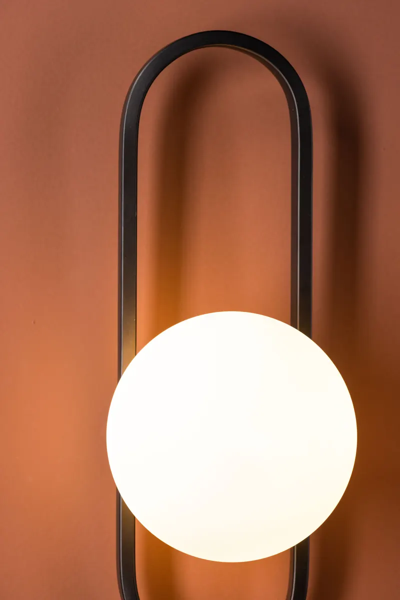 Alpes Wandleuchte mit ovalem Eisenbügel und Glaskugel, im Wohnraum, Ansicht 3