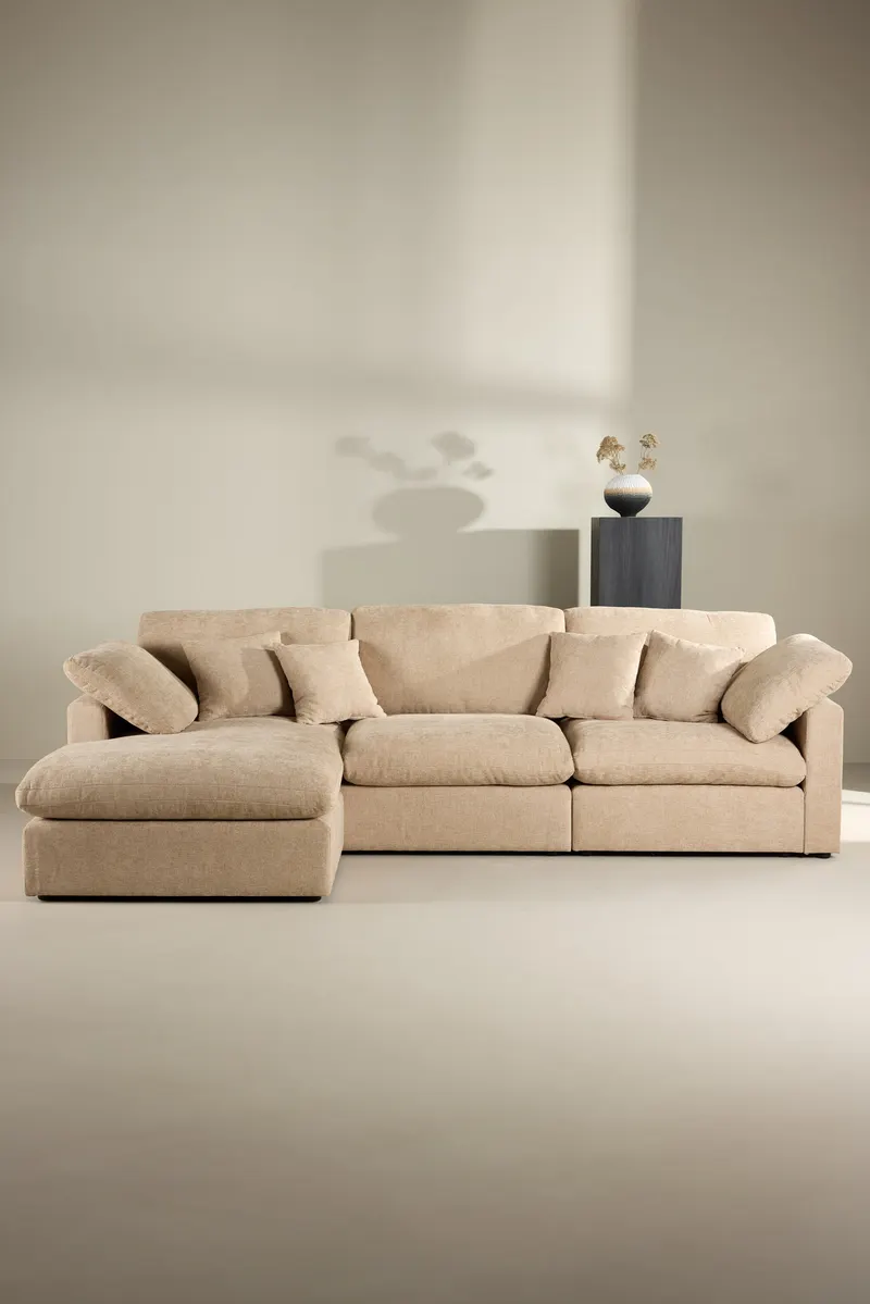 Amalfi Ecksofa mit Recamiere in Sand, im Wohnraum, Ansicht 1