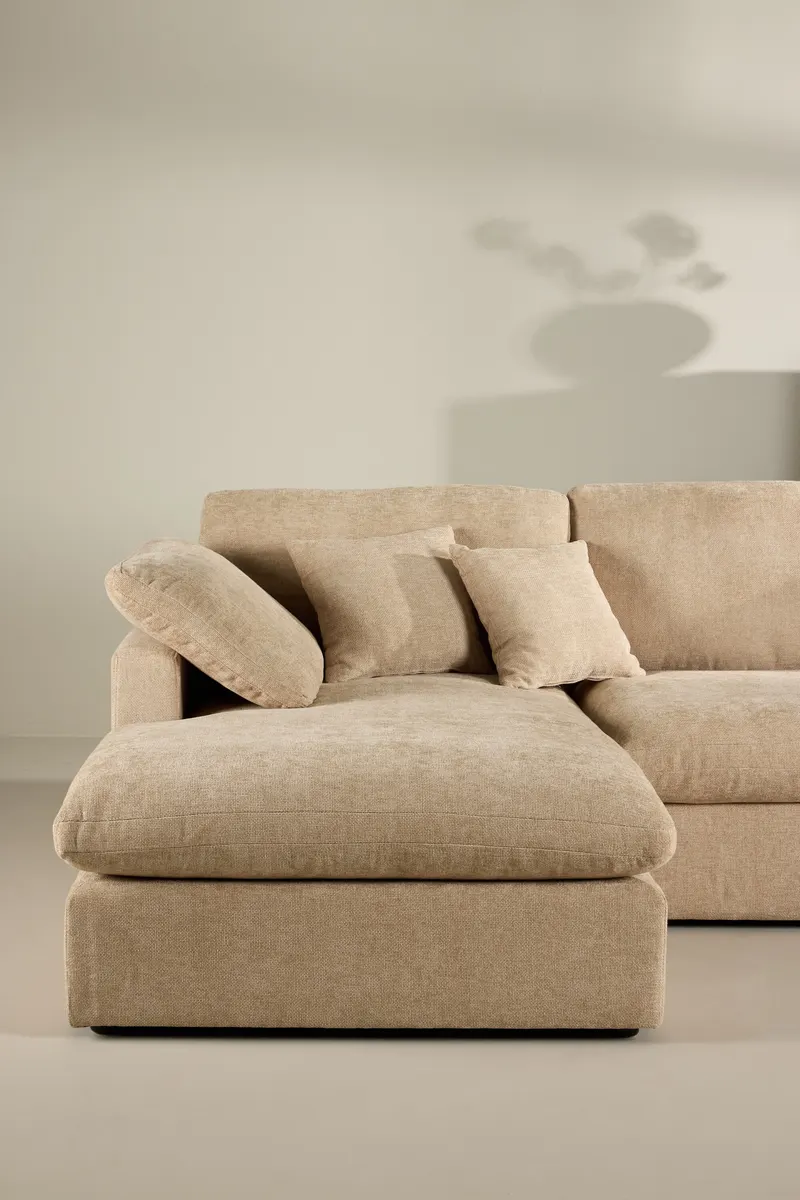 Amalfi Ecksofa mit Recamiere in Sand, im Wohnraum, Ansicht 2