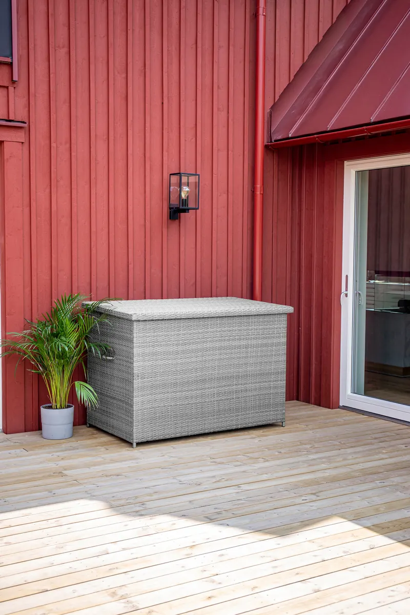 Amazon Gartenbox aus Geflecht mit Klappdeckel in Grau, im Wohnraum