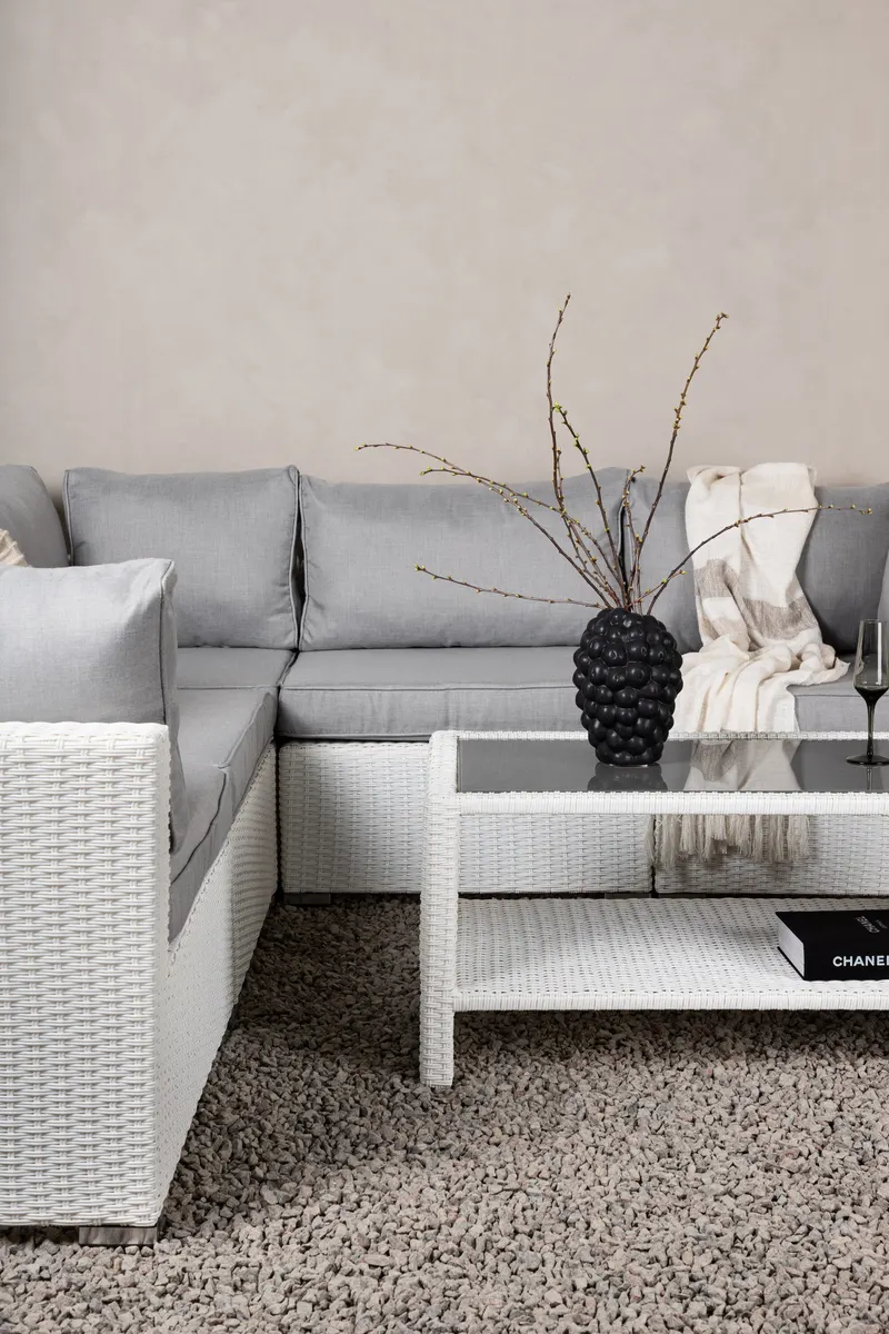 Amazon Gartenlounge mit Ecksofa und Glastisch in Table: H:46 L:110 W:60 Sofa: D:87 H:65 W:249 × 249 cm, Weiß, im Wohnraum, Ansicht 1
