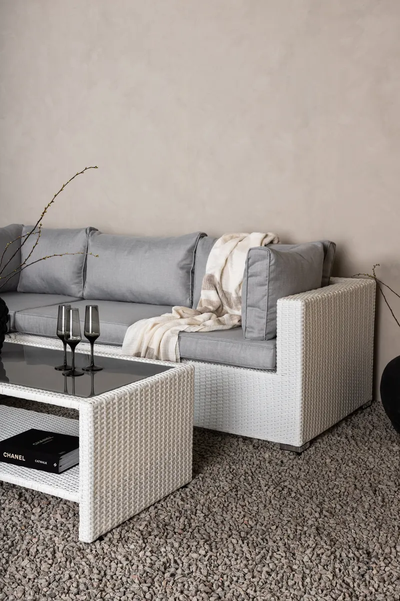 Amazon Gartenlounge mit Ecksofa und Glastisch in Table: H:46 L:110 W:60 Sofa: D:87 H:65 W:249 × 249 cm, Weiß, im Wohnraum, Ansicht 2