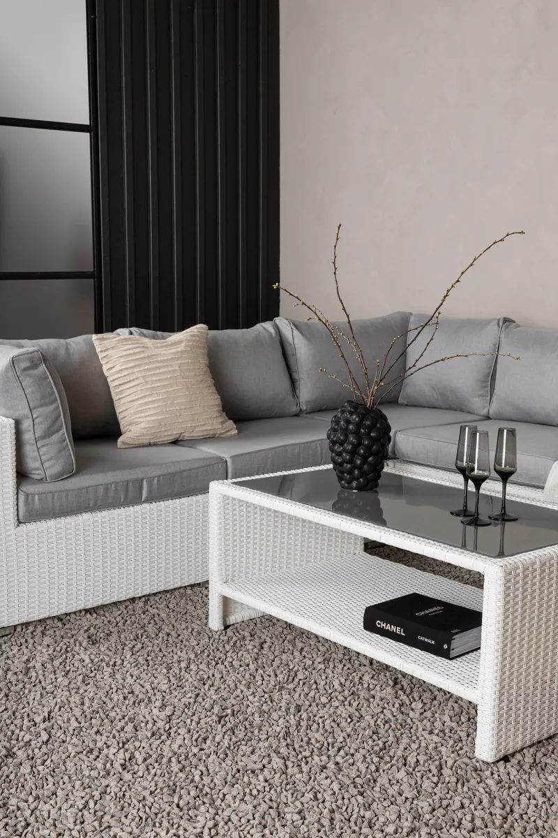 Amazon Gartenlounge mit Ecksofa und Glastisch in Table: H:46 L:110 W:60 Sofa: D:87 H:65 W:249 × 249 cm, Weiß, im Wohnraum, Ansicht 3