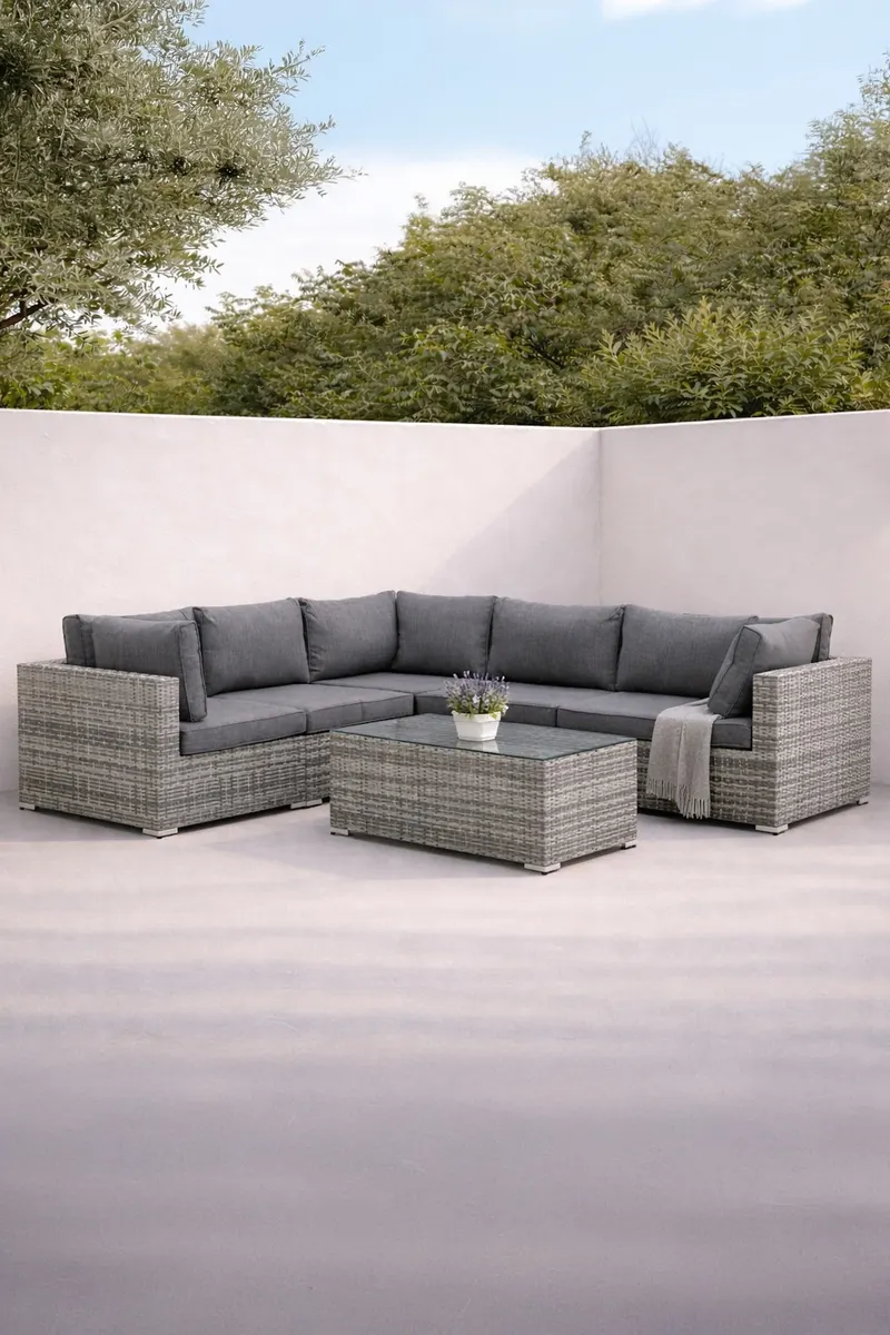 Amazon Gartenlounge mit Ecksofa und Glastisch in Table: H:46 L:110 W:60 Sofa: D:75 H:65 W:249 × 249 cm, Grau, im Wohnraum