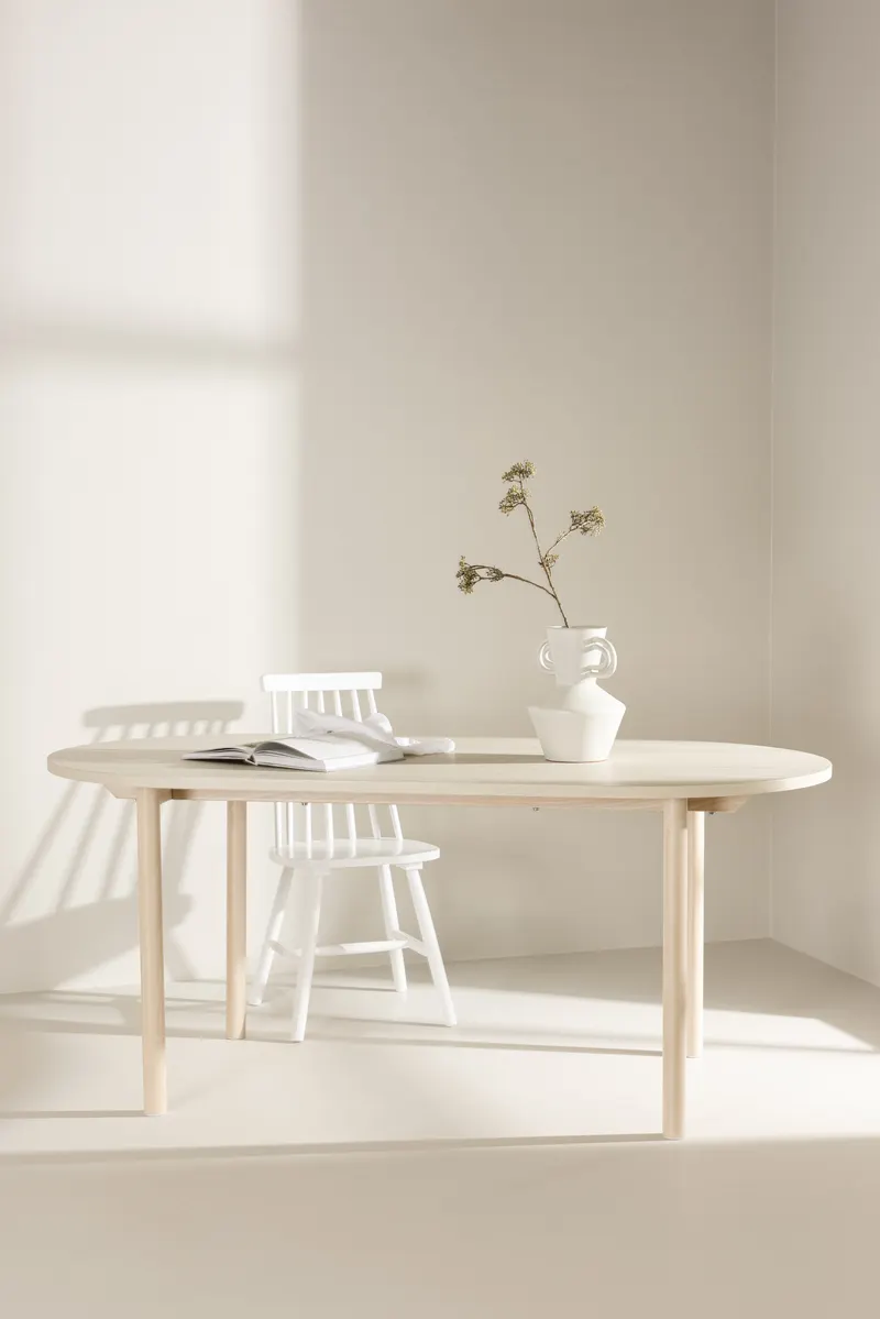 Andy ovaler Esstisch 180 × 90 cm in Whitewash, im Wohnraum, Ansicht 1