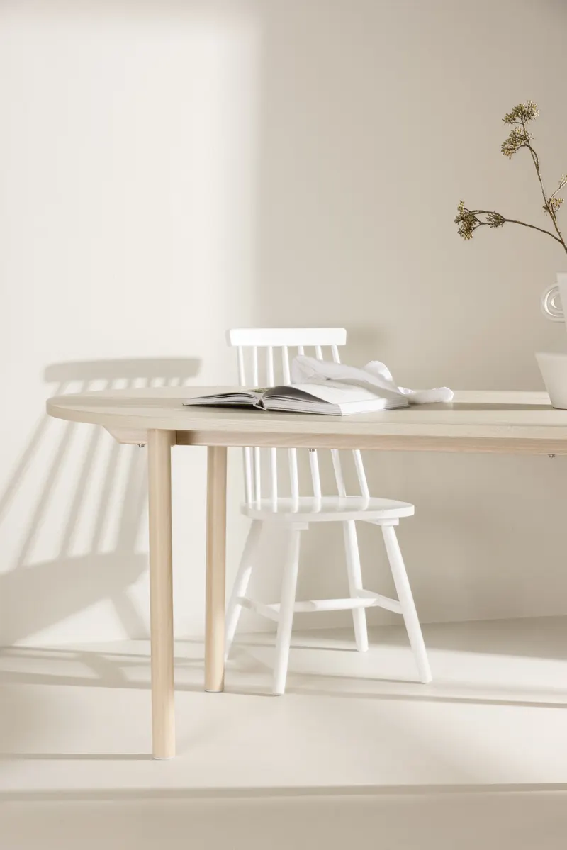 Andy ovaler Esstisch 180 × 90 cm in Whitewash, im Wohnraum, Ansicht 2