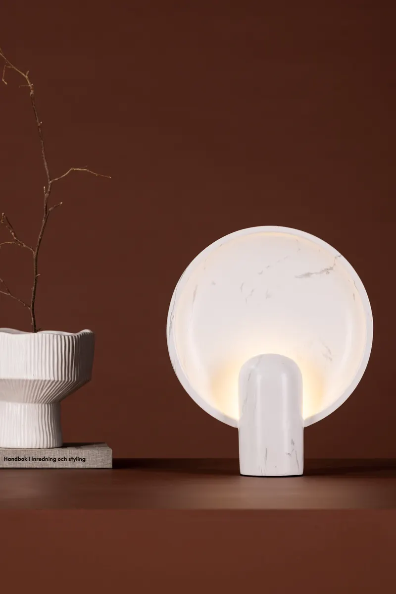 Angers Tischlampe in Marmoroptik, im Wohnraum, Ansicht 1