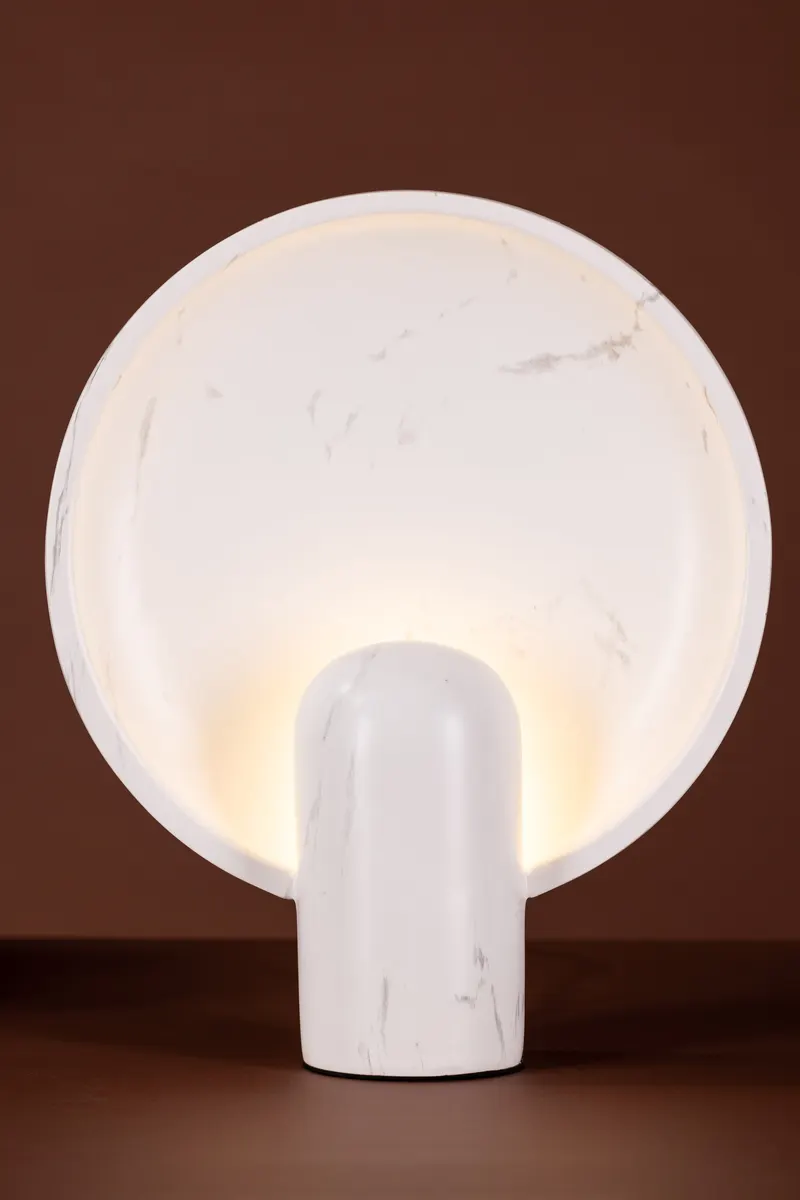 Angers Tischlampe in Marmoroptik, im Wohnraum, Ansicht 2