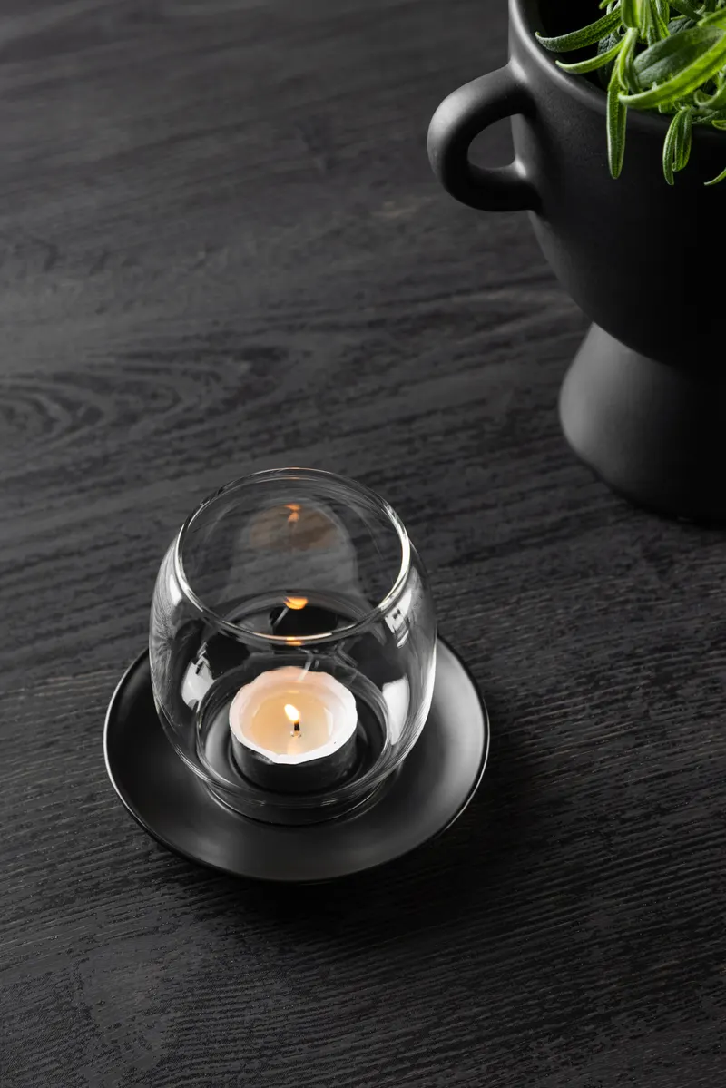 Archy Windlicht mit bauchigem Glas auf Steinzeugteller in Schwarz, im Wohnraum, Ansicht 1