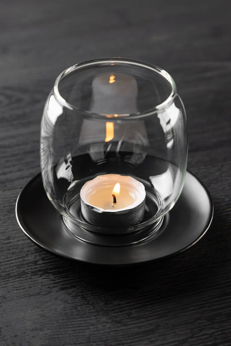Archy Windlicht mit bauchigem Glas auf Steinzeugteller in Schwarz, im Wohnraum, Ansicht 2