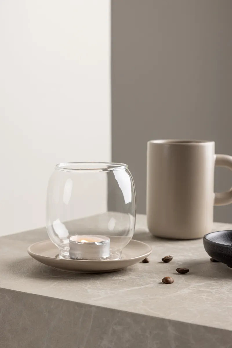 Archy Windlicht mit bauchigem Glas auf Steinzeugteller in Beige, im Wohnraum, Ansicht 1
