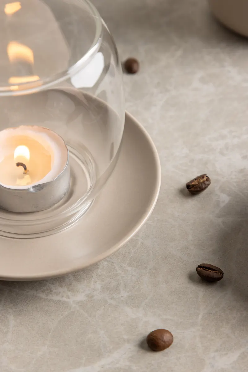 Archy Windlicht mit bauchigem Glas auf Steinzeugteller in Beige, im Wohnraum, Ansicht 2