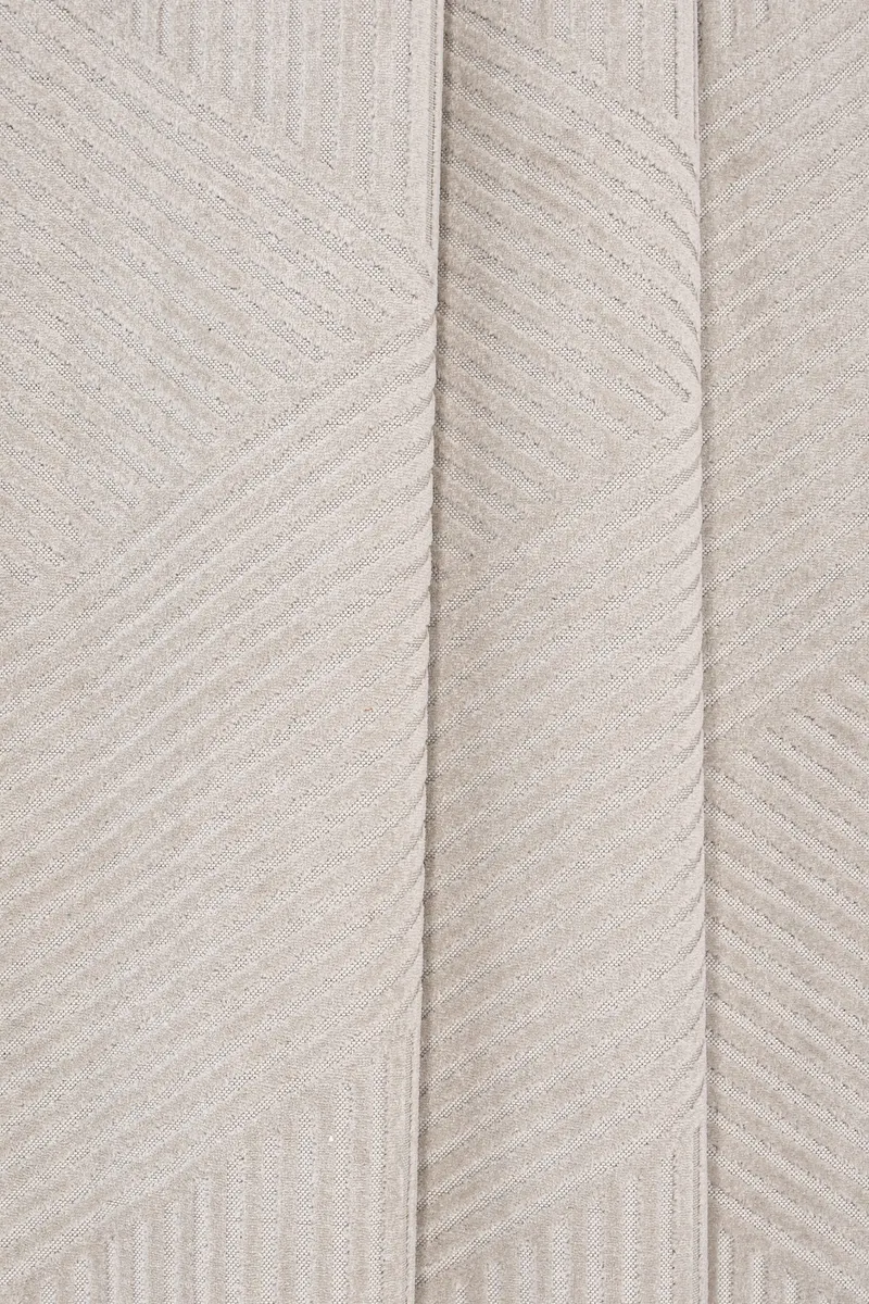 Aron Teppich mit grafischem Linienmuster in 230 × 160 cm, Weiß, im Wohnraum, Ansicht 3