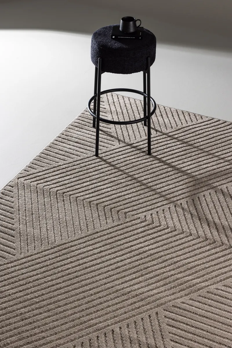 Aron Teppich mit grafischem Linienmuster in 290 × 200 cm, Braun, im Wohnraum, Ansicht 1