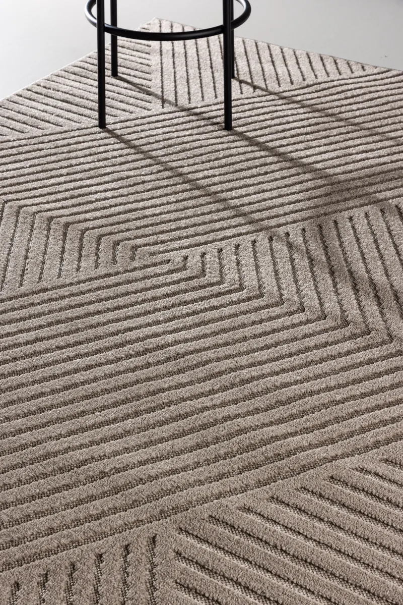 Aron Teppich mit grafischem Linienmuster in 290 × 200 cm, Braun, im Wohnraum, Ansicht 2