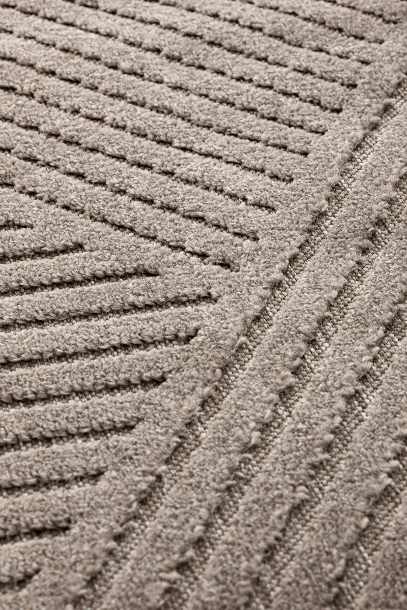 Aron Teppich mit grafischem Linienmuster in 290 × 200 cm, Braun, im Wohnraum, Ansicht 3