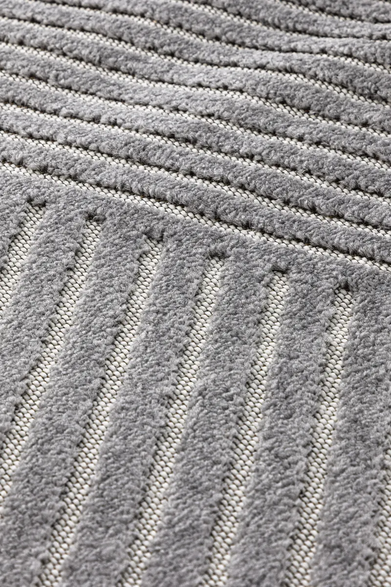 Aron Teppich mit grafischem Linienmuster in 290 × 200 cm, Grau, im Wohnraum, Ansicht 3