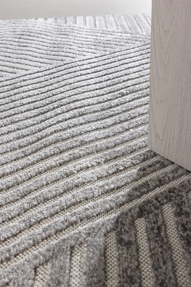 Aron Teppich mit grafischem Linienmuster in 290 × 200 cm, Grau, im Wohnraum, Ansicht 4