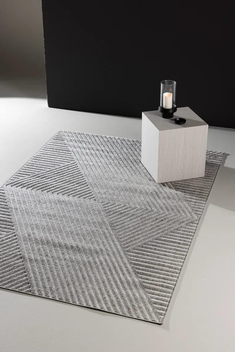 Aron Teppich mit grafischem Linienmuster in 340 × 240 cm, Grau, im Wohnraum, Ansicht 1