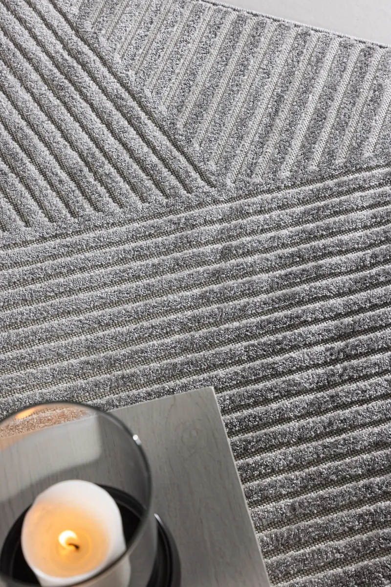 Aron Teppich mit grafischem Linienmuster in 340 × 240 cm, Grau, im Wohnraum, Ansicht 2