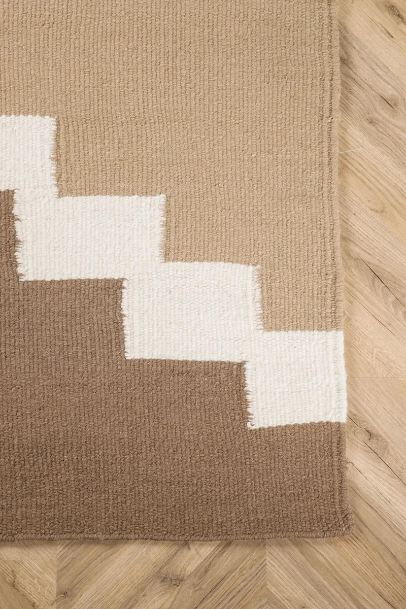 Aston Wollteppich mit abstraktem Stufenmuster in 350 × 250 cm, im Wohnraum, Ansicht 1