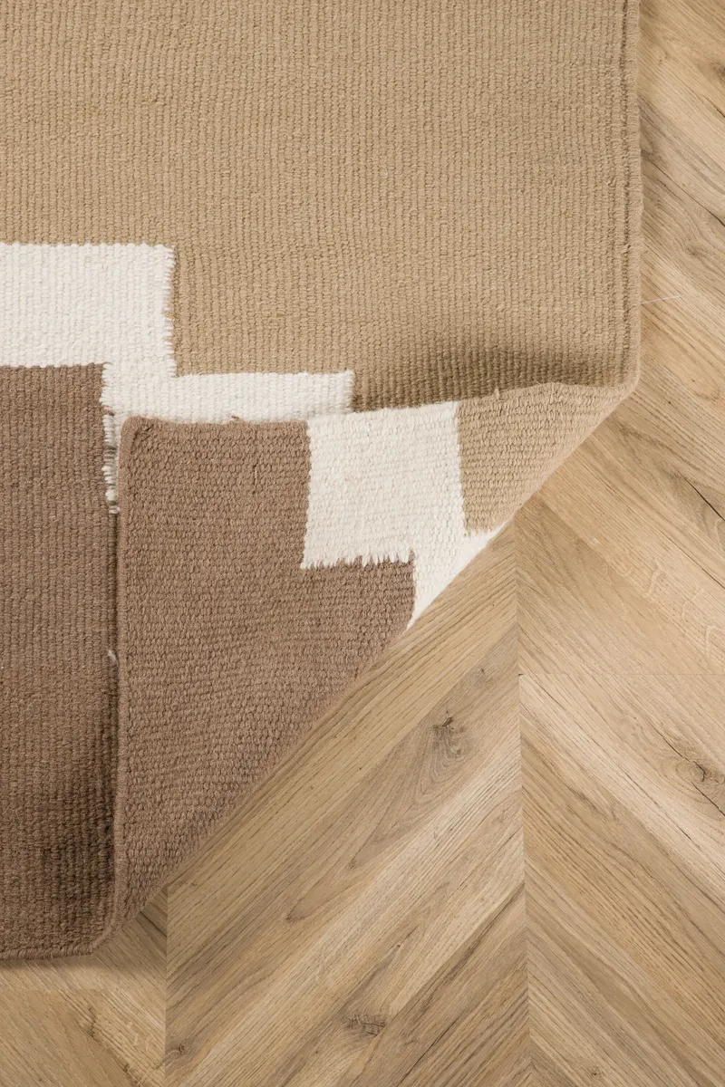 Aston Wollteppich mit abstraktem Stufenmuster in 350 × 250 cm, im Wohnraum, Ansicht 2