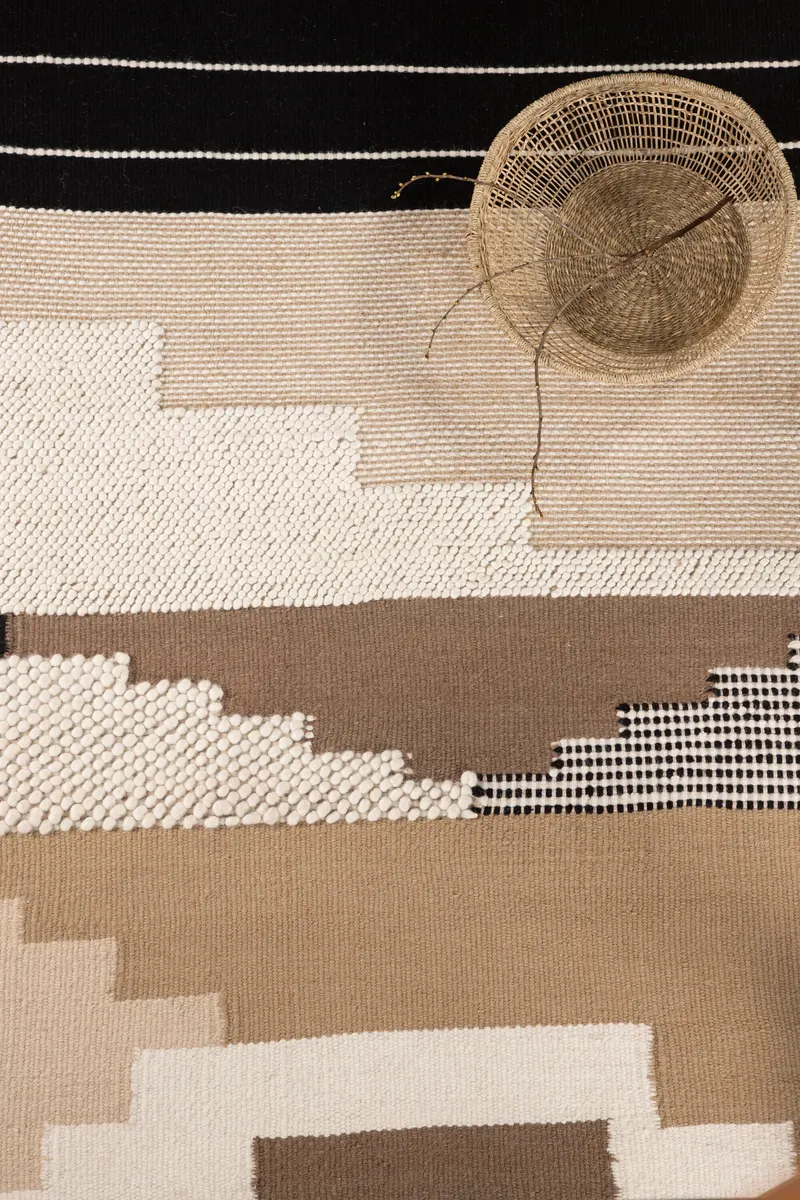 Aston Wollteppich mit abstraktem Stufenmuster in 350 × 250 cm, im Wohnraum, Ansicht 7