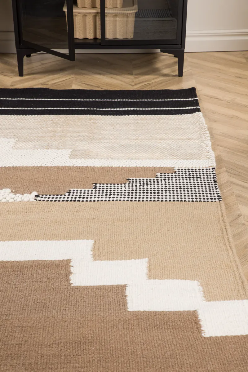 Aston Wollteppich mit abstraktem Stufenmuster in 230 × 160 cm, im Wohnraum, Ansicht 4