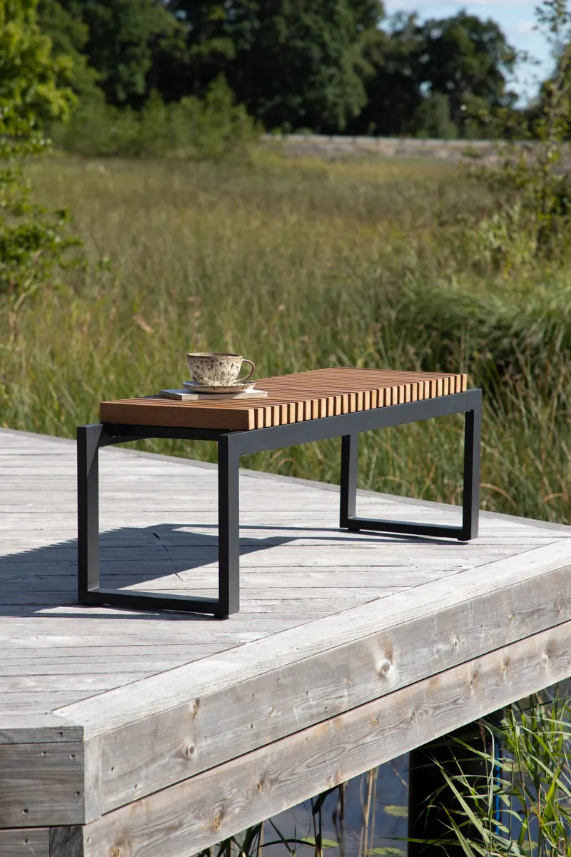 Athena Gartenbank aus Aluminium mit Lattensitz in Natur, Gestell Schwarz, im Wohnraum, Ansicht 1
