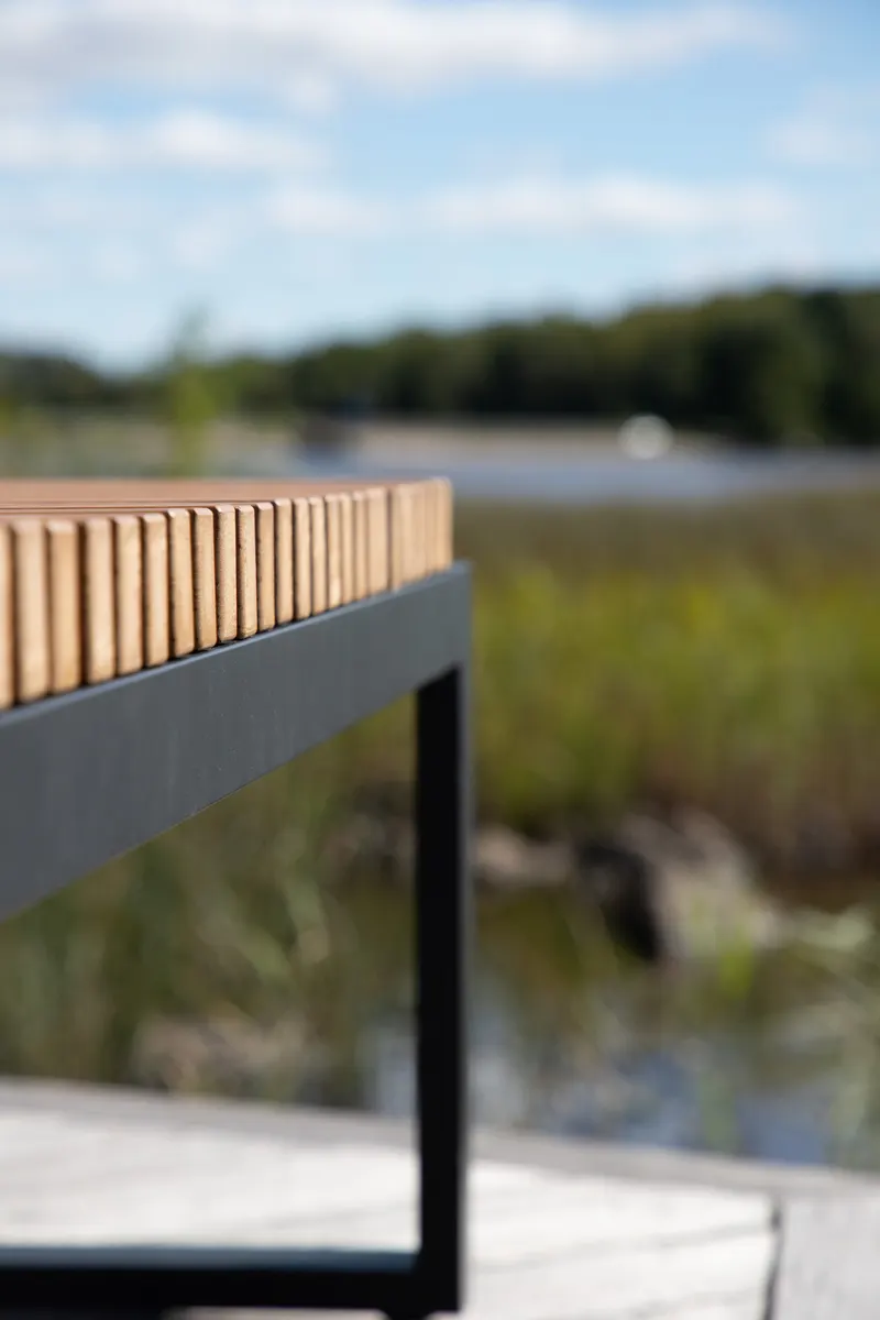 Athena Gartenbank aus Aluminium mit Lattensitz in Natur, Gestell Schwarz, im Wohnraum, Ansicht 2
